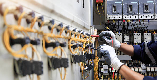 Professional Electrician technician working in Garnet, CA